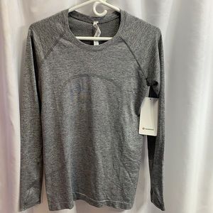Never worn, new lululemon top